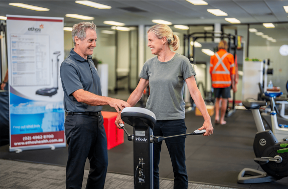 physiotherapist provides inbodyscan in the ethos health clinic gym space